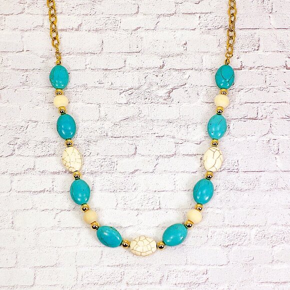 Turquoise and white stone bead necklace mixed with white wood and gold beads - Picture 7 of 12